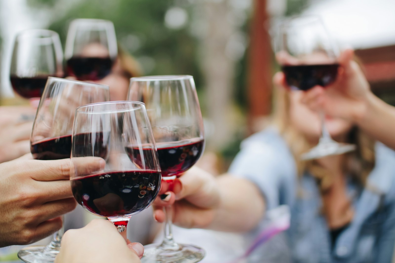 Verres de vin rouge à l'apéro en terrasse