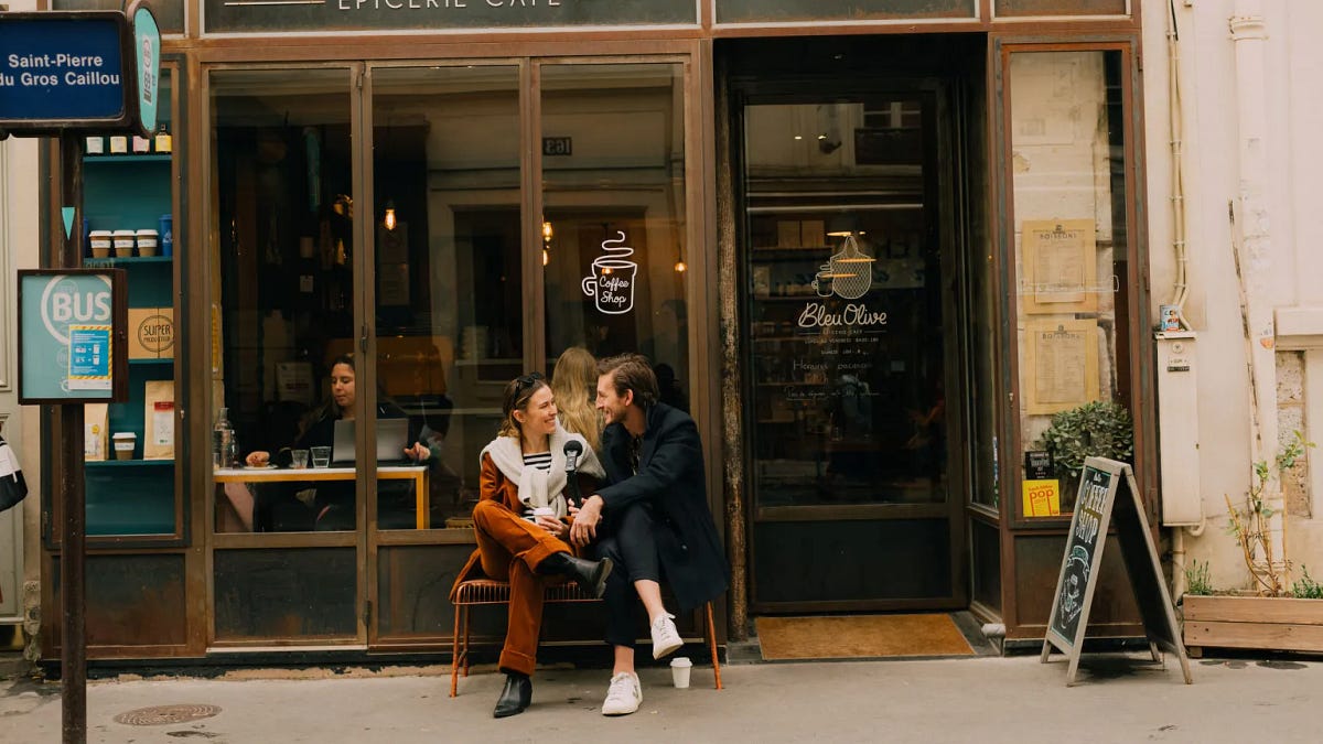 Couple en terrasse d'un café de quartier à Plaisance, Paris 14ᵉ