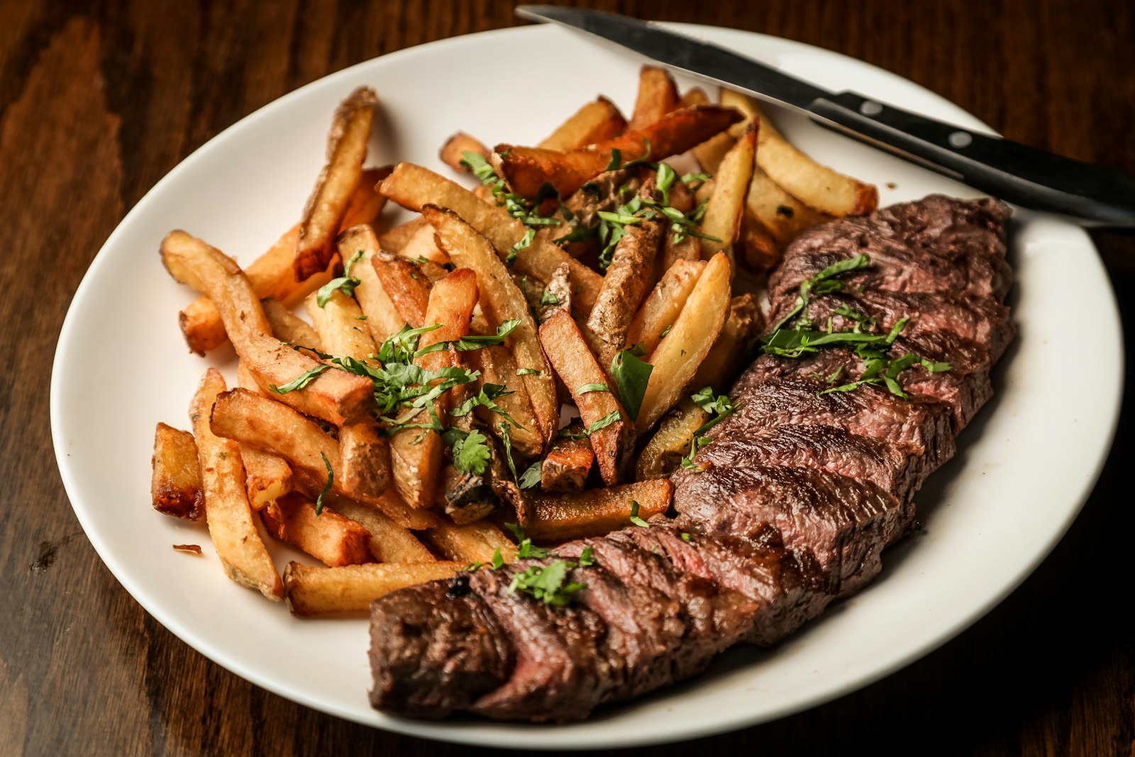 Onglet de bœuf et frites maison, classique parisien