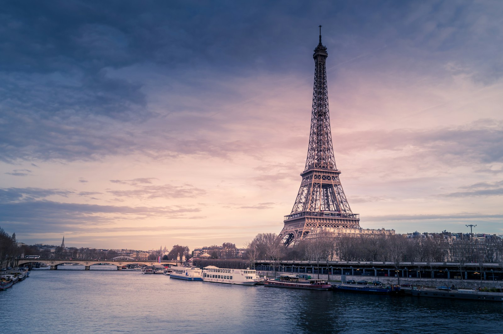 Tour Eiffel depuis la Seine au coucher du soleil