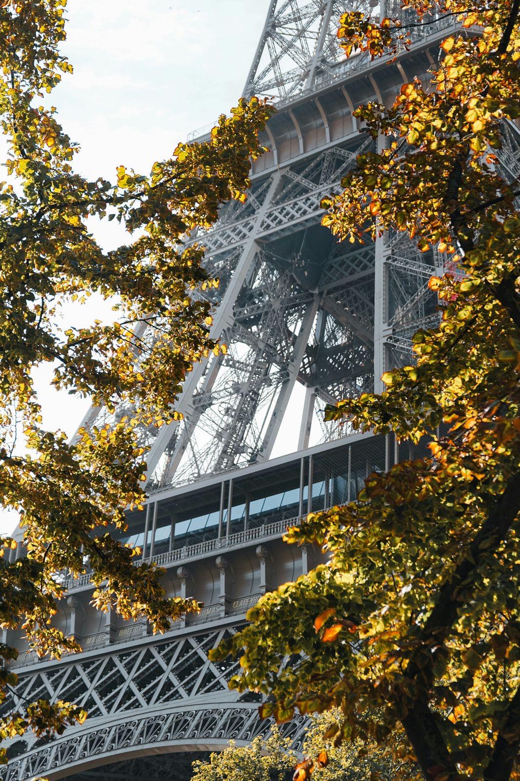 Octobre. La même Tour, autre saison.