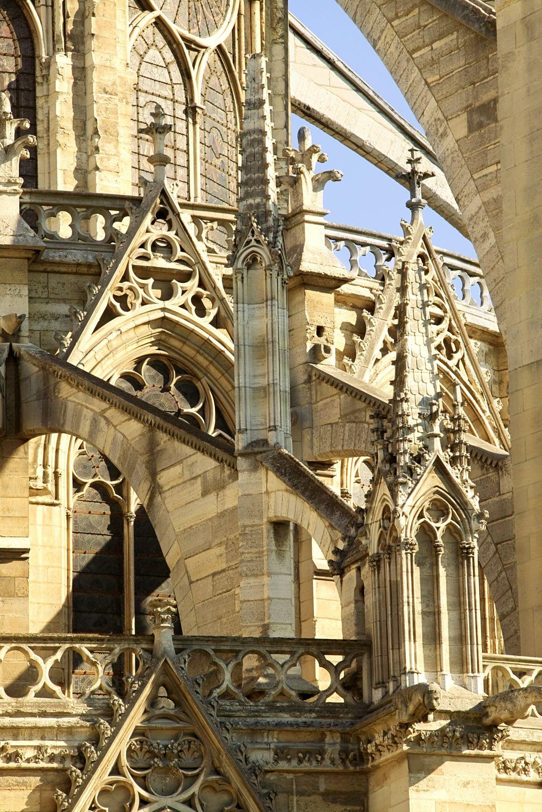Notre-Dame, à pied.