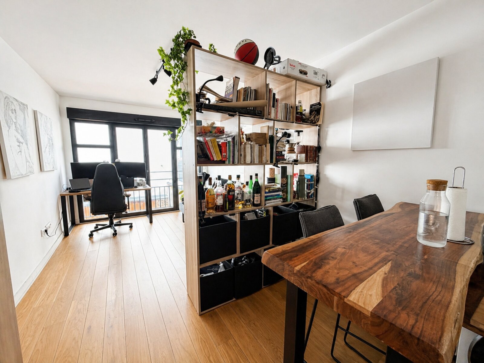 Coin repas avec table en bois massif et bibliothèque