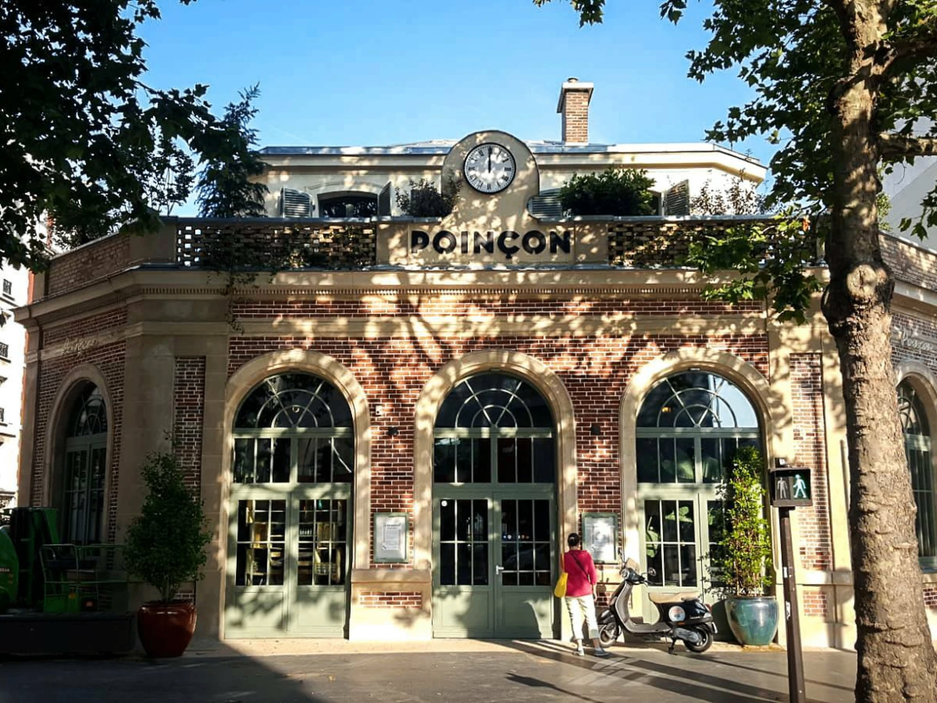 Façade en briques rouges du Poinçon, ancienne gare de Montrouge-Ceinture