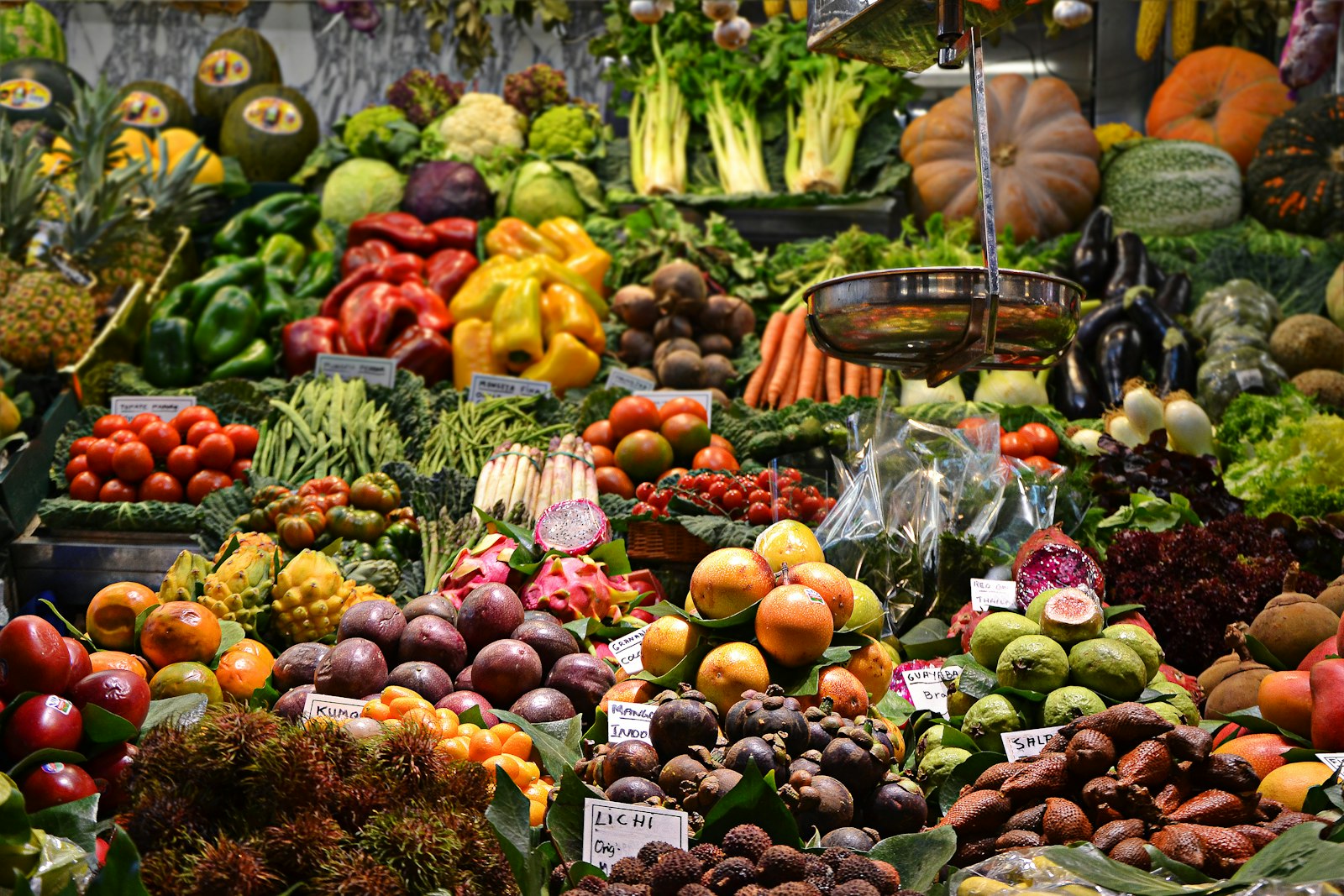 Étals colorés d'un marché parisien